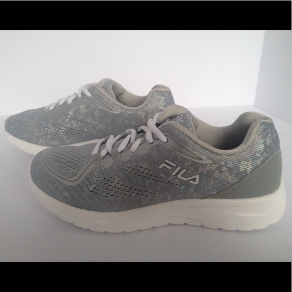 NWOT- FILA WOMENS CROSS TRAINING SHOES - Picture 2 of 4